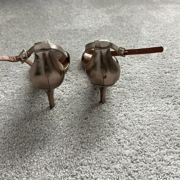 Women’s gold dress sandal - Picture 3 of 5